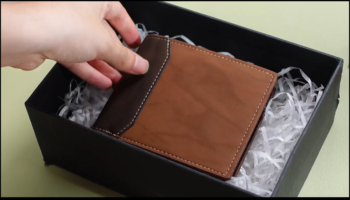 ENGRAVEABLE LEATHER BIFOLD WALLET